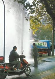 成都：绿化车偷水“喝”5米水柱喷路人
