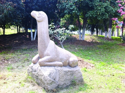 南京市水木秦淮风景带 石雕人为毁坏严重