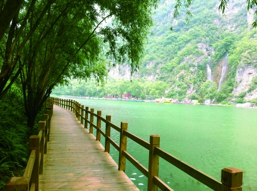 河南焦作青天河添新景滨水观光栈道全线贯通