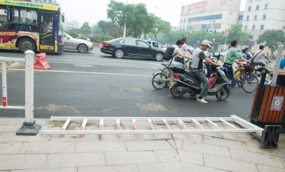江苏文汇路安装的封闭护栏被有意推倒 惹谁了