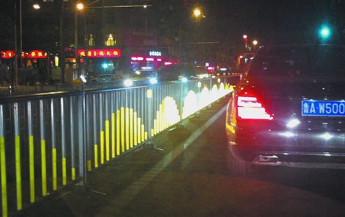 山东省和平路一种新式反光护栏安装到位上路