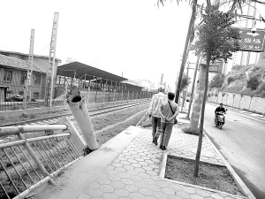 兰州西站晏北路撞坏3年的8米铁管护栏该修了
