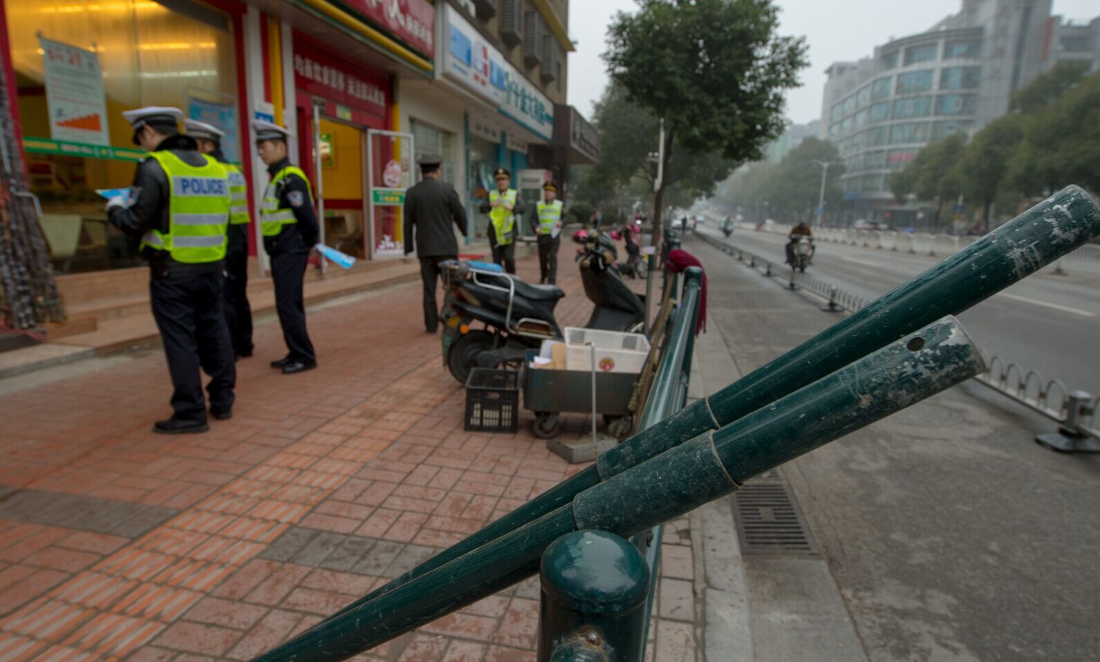 蔡锷南路,不少人行护栏都被人为"开口子,有的直接将拆下的栏杆放在一