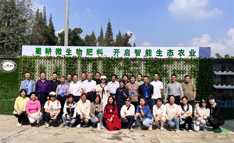 参会专家在四川绿高生态农业科技开发有限公司鱼菜共生生态园考察合影.jpg